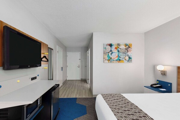 Habitación, accesible para personas con discapacidad | Colchones con acolchado adicional y escritorio