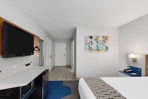 Chambre, accessible aux personnes à mobilité réduite | Surmatelas, bureau, espace de travail pour ordinateur portable