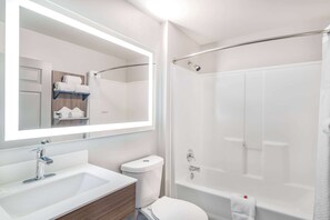 Badkar/dusch, gratis toalettartiklar, hårtork och handdukar