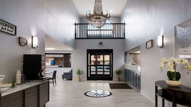 A spacious lobby with a modern design, featuring a central chandelier, a reception desk, and a seating area. - Quality Inn Columbia I-65 (Columbia)