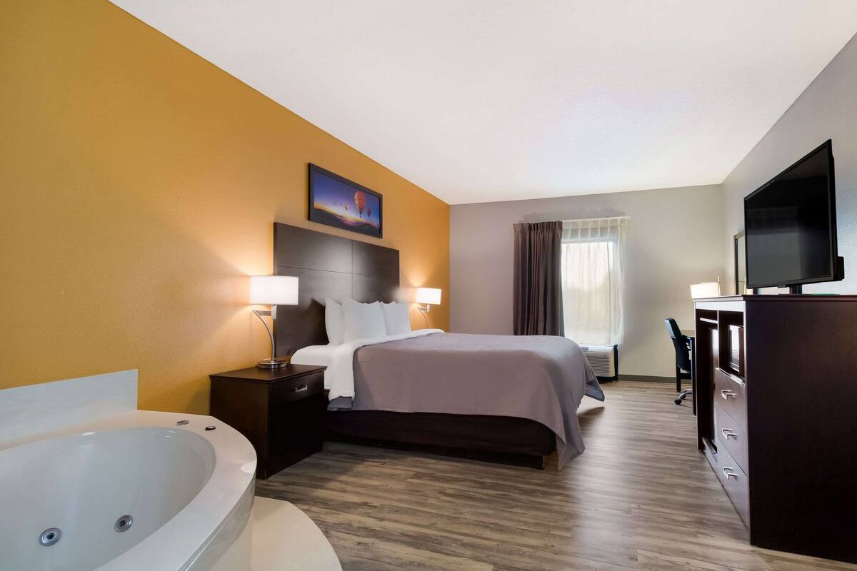 Suite, 1 Tempat Tidur King dengan tempat tidur Sofa, Bebas Asap Rokok | Setrika/meja setrika, Wi-Fi gratis, dan seprai linen