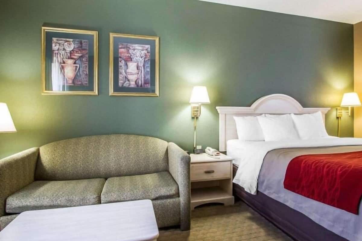 Iron/ironing board, free WiFi, bed sheets