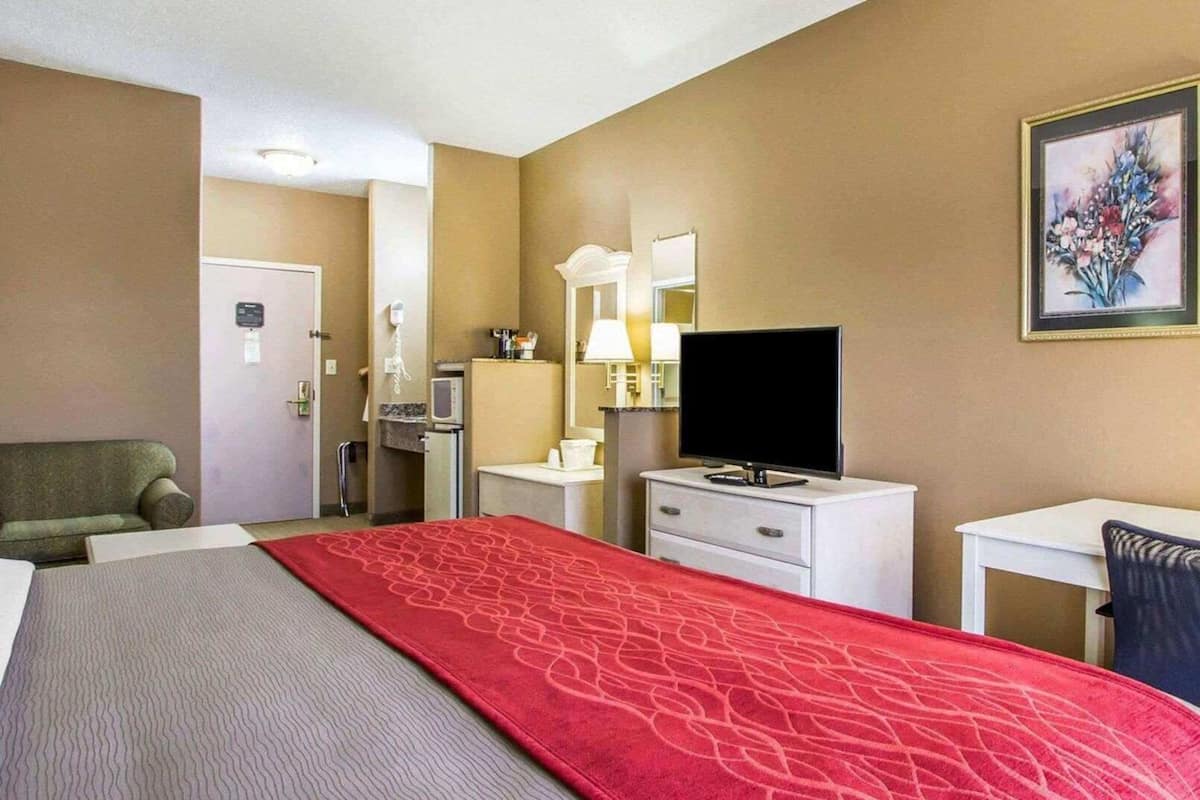 Iron/ironing board, free WiFi, bed sheets