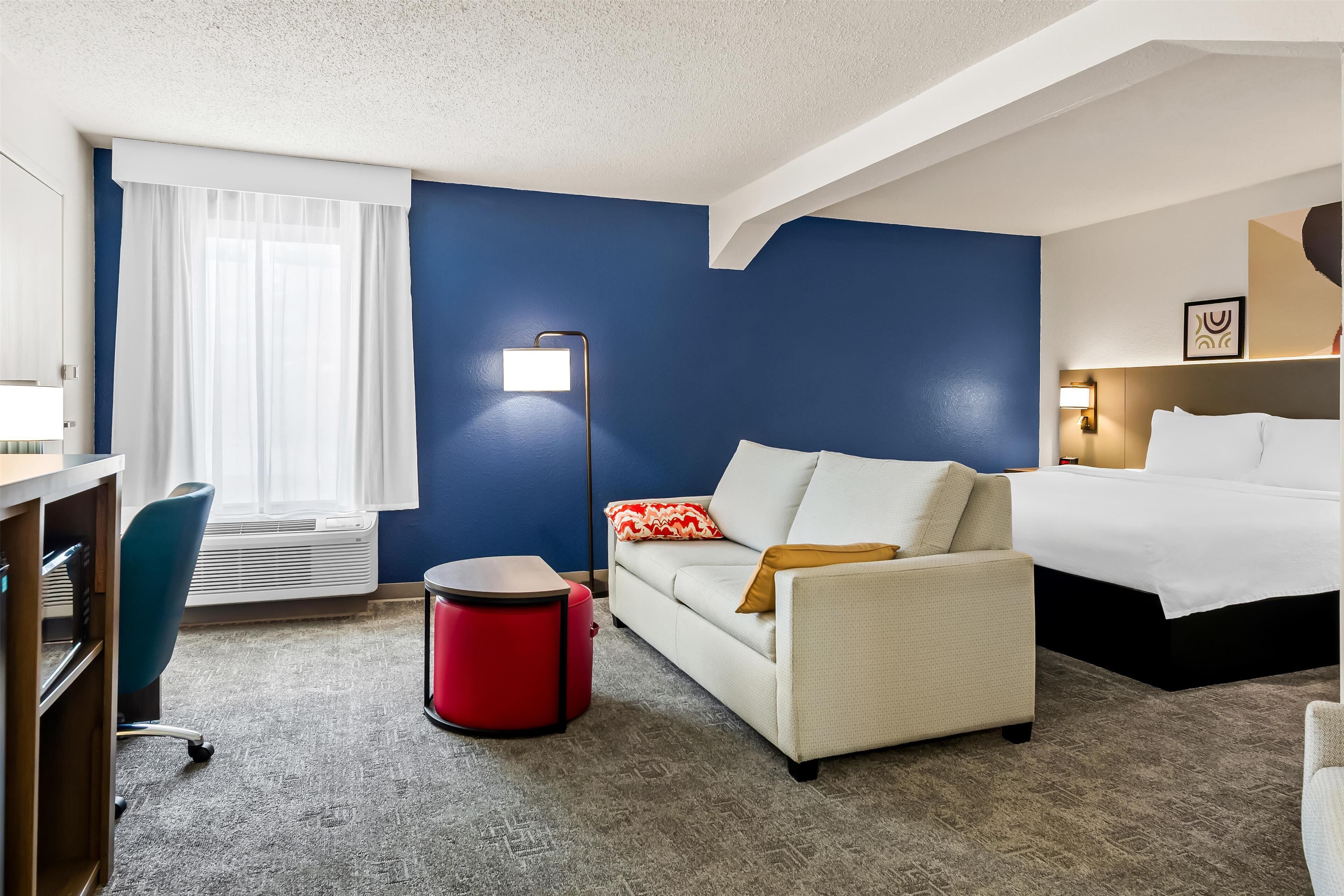 Phòng, 1 giường cỡ king và sofa giường | Khu phòng khách | TV màn hình phẳng 