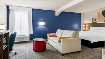 Phòng, 1 giường cỡ king và sofa giường | Khu phòng khách | TV màn hình phẳng