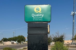 Placa para Quality Inn & Suites by Choice Hotels.
