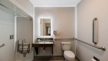 Een moderne badkamer met toilet, wastafel en douche.
