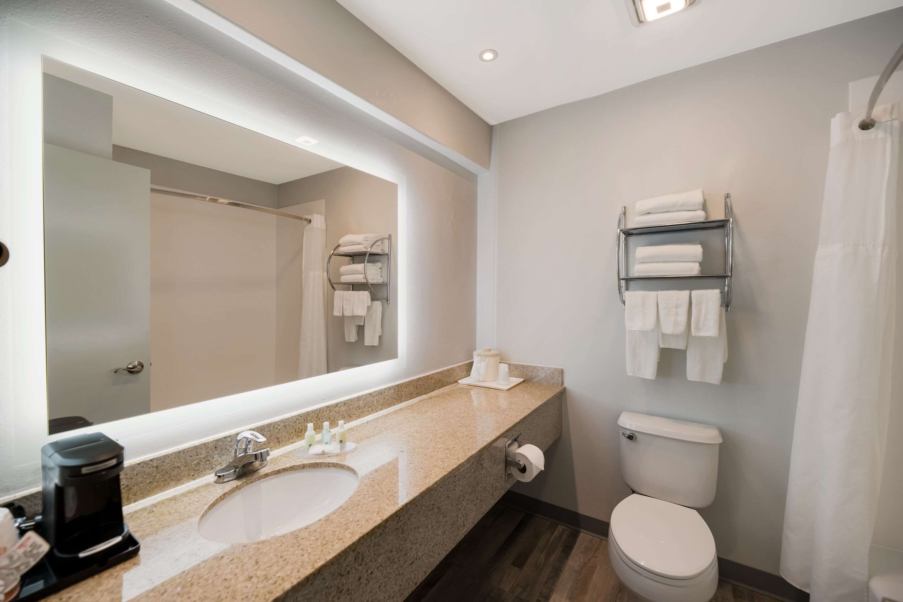 Combined shower/tub, free toiletries, hair dryer, towels