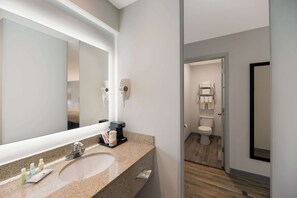 Combined shower/tub, free toiletries, hair dryer, towels