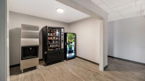 Ein modernes Interieur mit einer Snackmaschine und einem Kühlschrank.