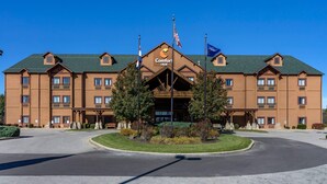 A Comfort Inn hotel with a symmetrical facade, multiple balconies, and a central entrance. - Comfort Inn St. Robert / Fort Leonard Wood (St. Robert)