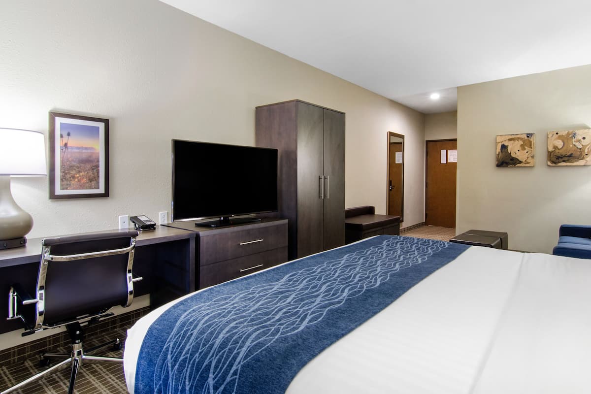 Suite, 1 kingsize bed met slaapbank, niet-roken | Pillowtop-bedden, een kluis op de kamer, een bureau, een laptopwerkplek