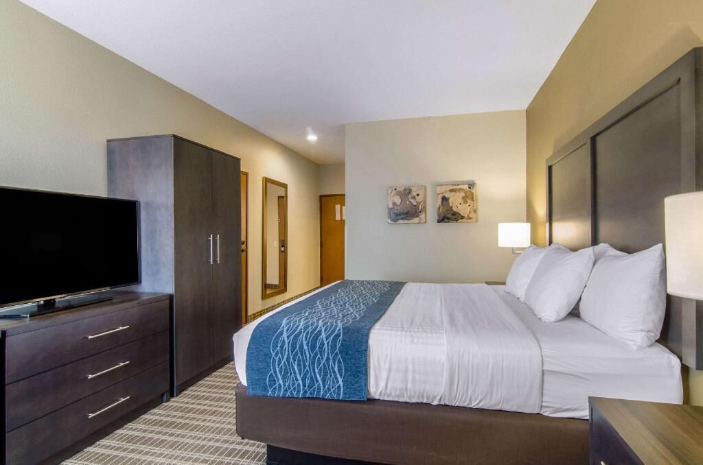 Pillow-top beds, desk, laptop workspace, blackout curtains