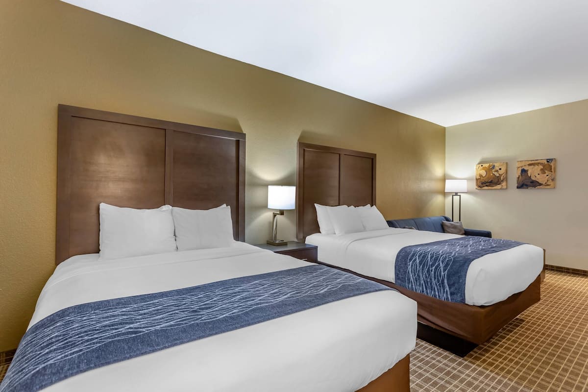 Suite - flere senge - ikke-ryger | Senge med topmadrasser, skrivebord, arbejdsområde til bærbare computere