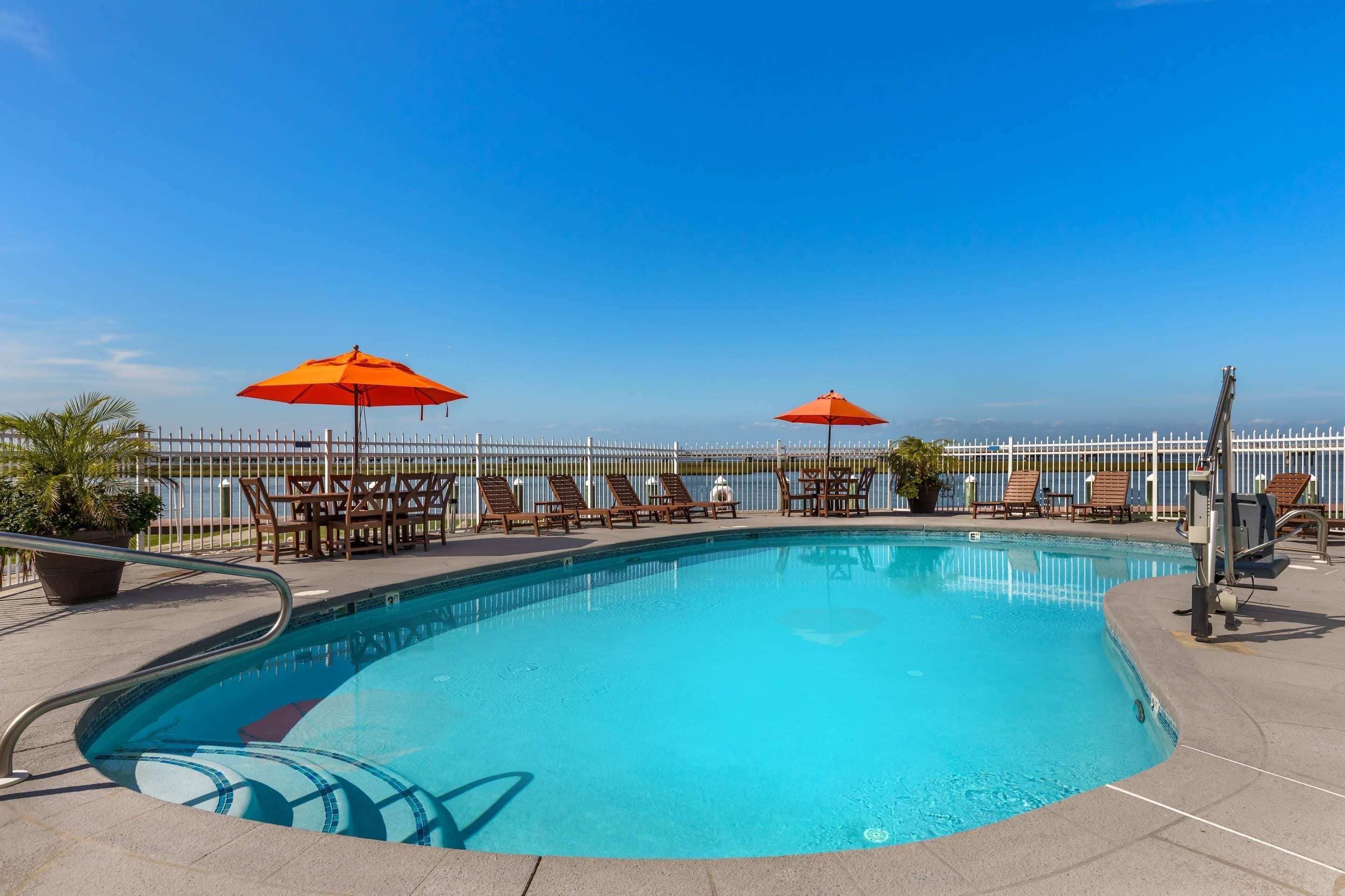 Innendørsbasseng,utendørsbasseng, bassengparasoller og solsenger