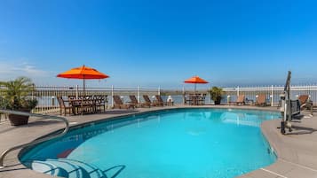 Innendørsbasseng,utendørsbasseng, bassengparasoller og solsenger