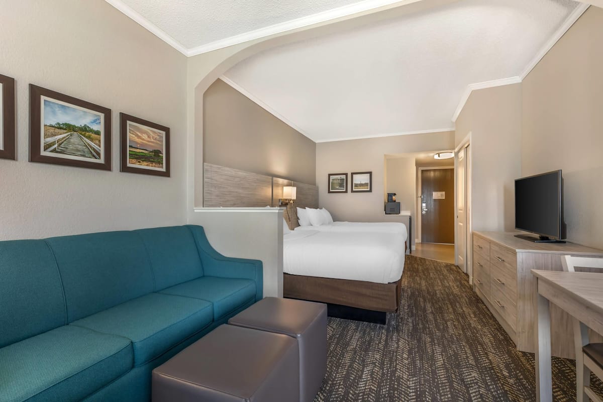 Value View Double Queen Suite - Bayview | Premium-sengetøj, senge med topmadrasser, pengeskab på værelset