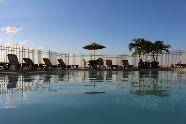 Piscine couverte, piscine extérieure, parasols de plage, chaises longues