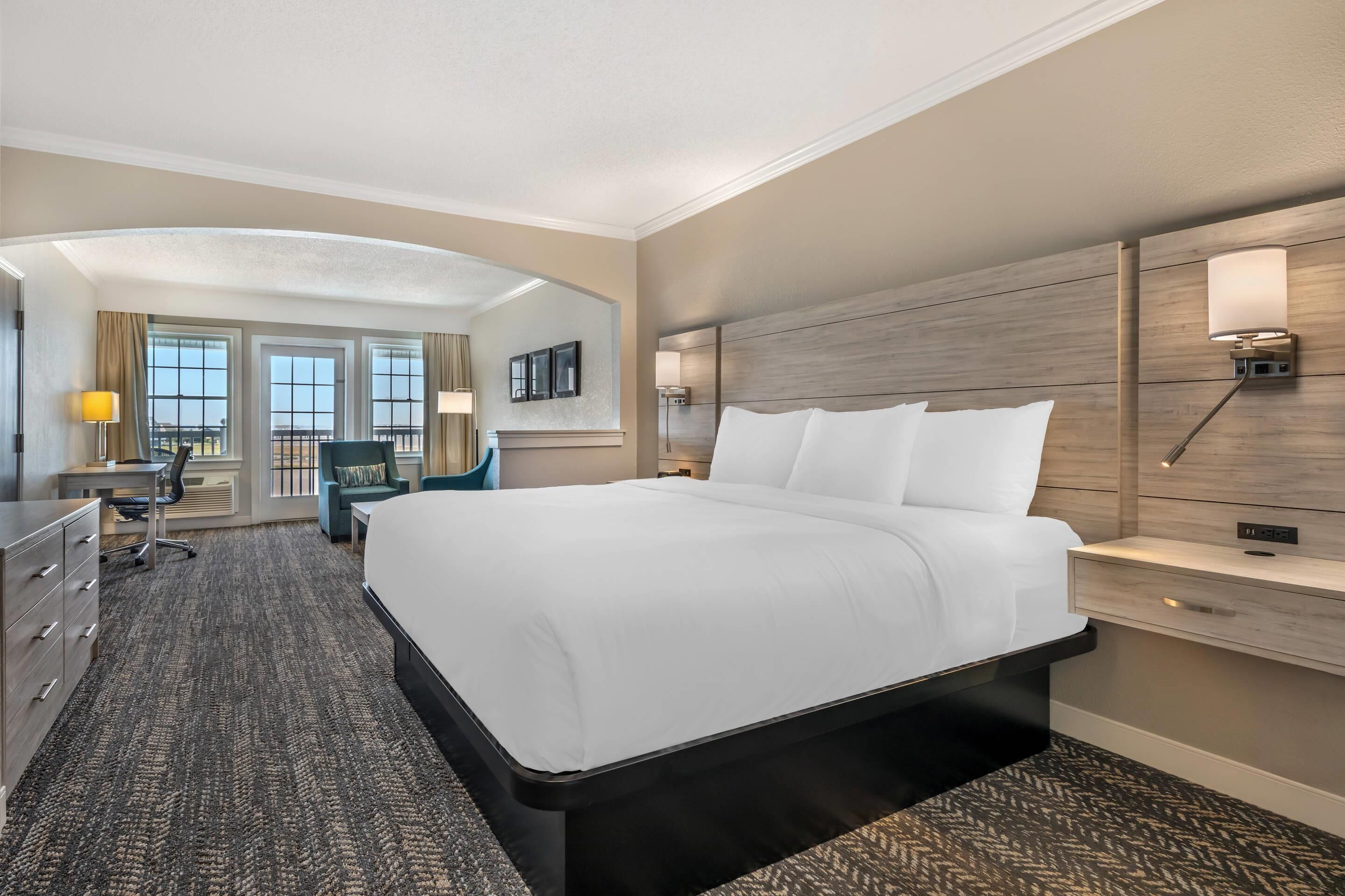 Sengetøy av topp kvalitet, senger med overmadrass og safe på rommet