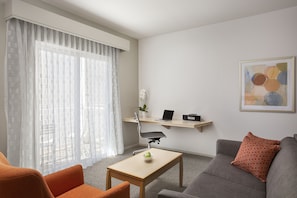 Suite estudio | Zona de estar | Una televisión