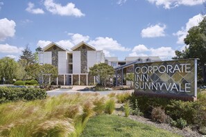 A corporate inn with a modern architectural design, featuring a prominent signboard. - Corporate Inn Sunnyvale (Sunnyvale)