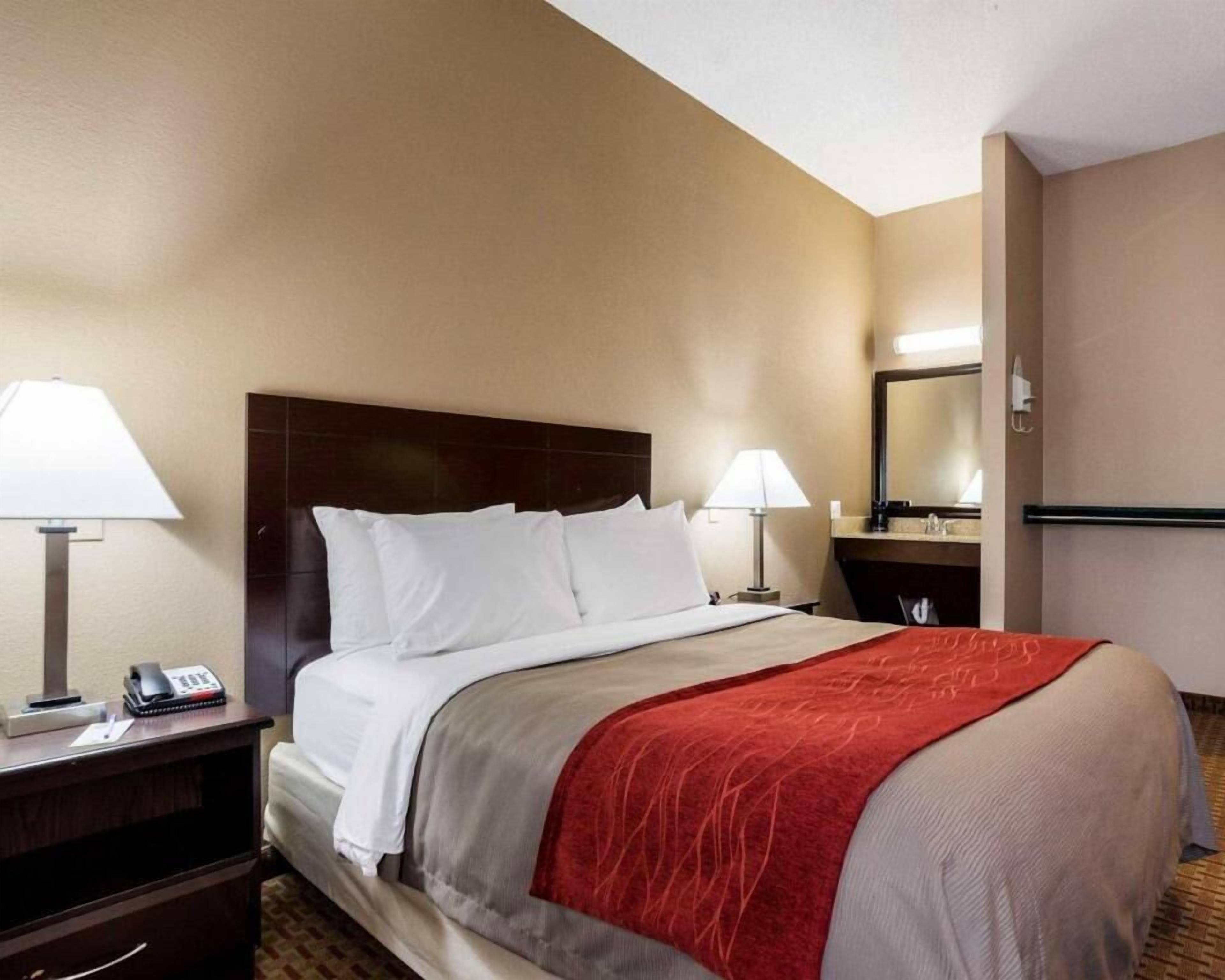 Skrivebord, strykejern/-brett, wi-fi (inkludert) og sengetøy