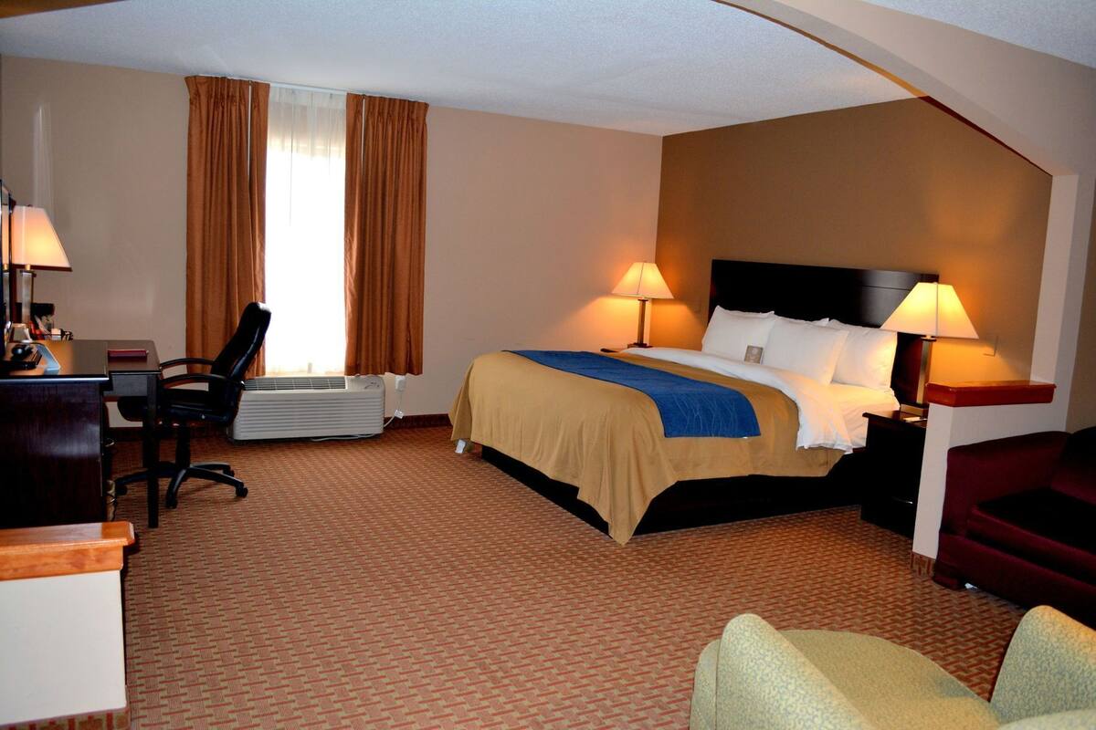 Työpöytä, silitysrauta/-lauta, ilmainen Wi-Fi, vuodevaatteet