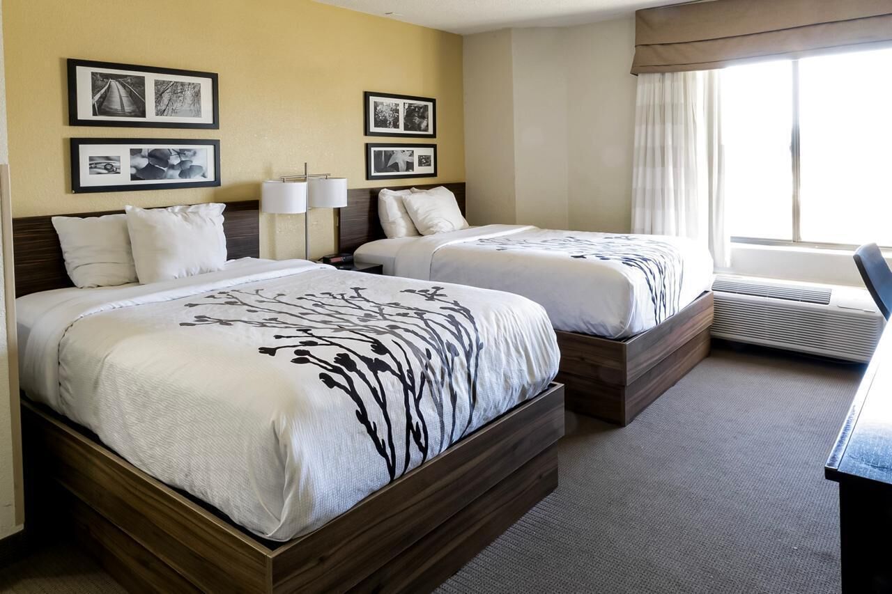 Rom, 2 dobbeltsenger, ikke-røyk | Skrivebord, blendingsgardiner og strykejern/-brett