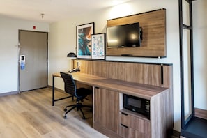 Skrivebord, blendingsgardiner og strykejern/-brett