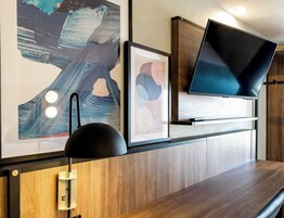 Escritorio, cortinas blackout y tabla de planchar con plancha 