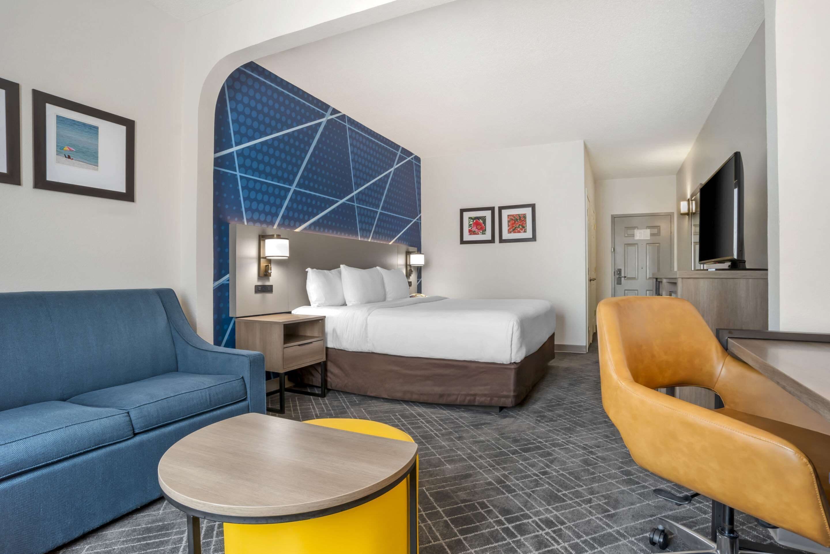 standard room, 1 king bed, non smoking | desk, iron/ironing board, free wifi, bed sheets