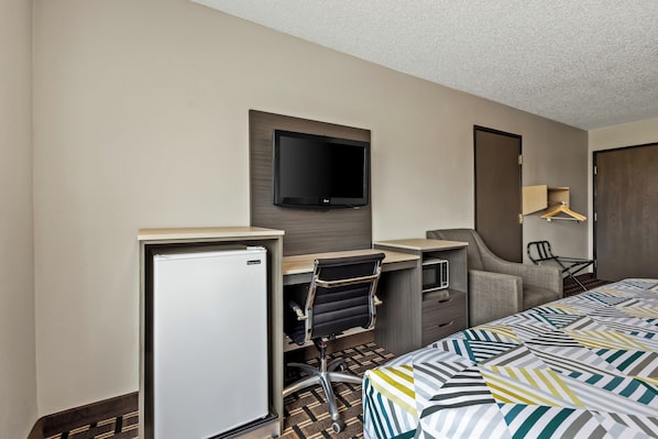 Deluxe Room, 1 King Bed, Non Smoking | Desk, laptop workspace, blackout drapes, free WiFi