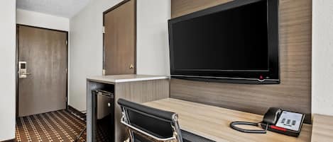 Escritorio, espacio para trabajar con laptop y cortinas blackout