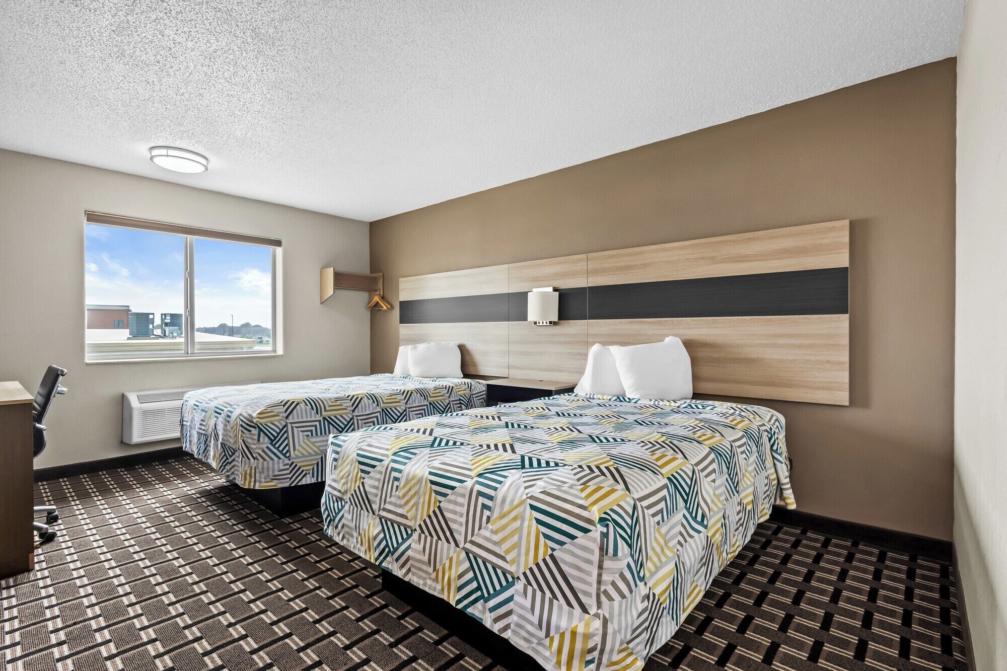 Standard-sviitti, useita sänkyjä, tupakointi kielletty | Työpöytä, kannettavalle tietokoneelle sopiva työtila, pimennysverhot