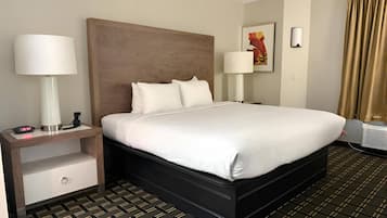 Standard Room, 1 King Bed, Non Smoking | Desk, laptop workspace, iron/ironing board, free WiFi