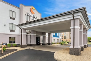 A Comfort Inn hotel with a covered entrance, multiple windows, and a clear sky. - Comfort Inn Plainfield - Indianapolis Airport (Plainfield)