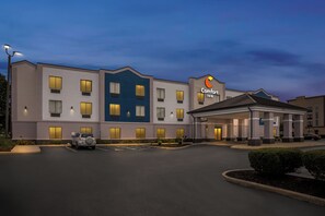 A Comfort Inn hotel with a two-story building, a parking lot, and a well-lit entrance. - Comfort Inn Plainfield - Indianapolis Airport (Plainfield)