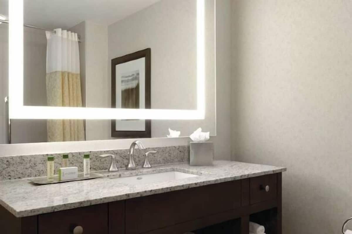 Baño | Ducha y bañera combinadas y artículos de higiene personal gratuitos