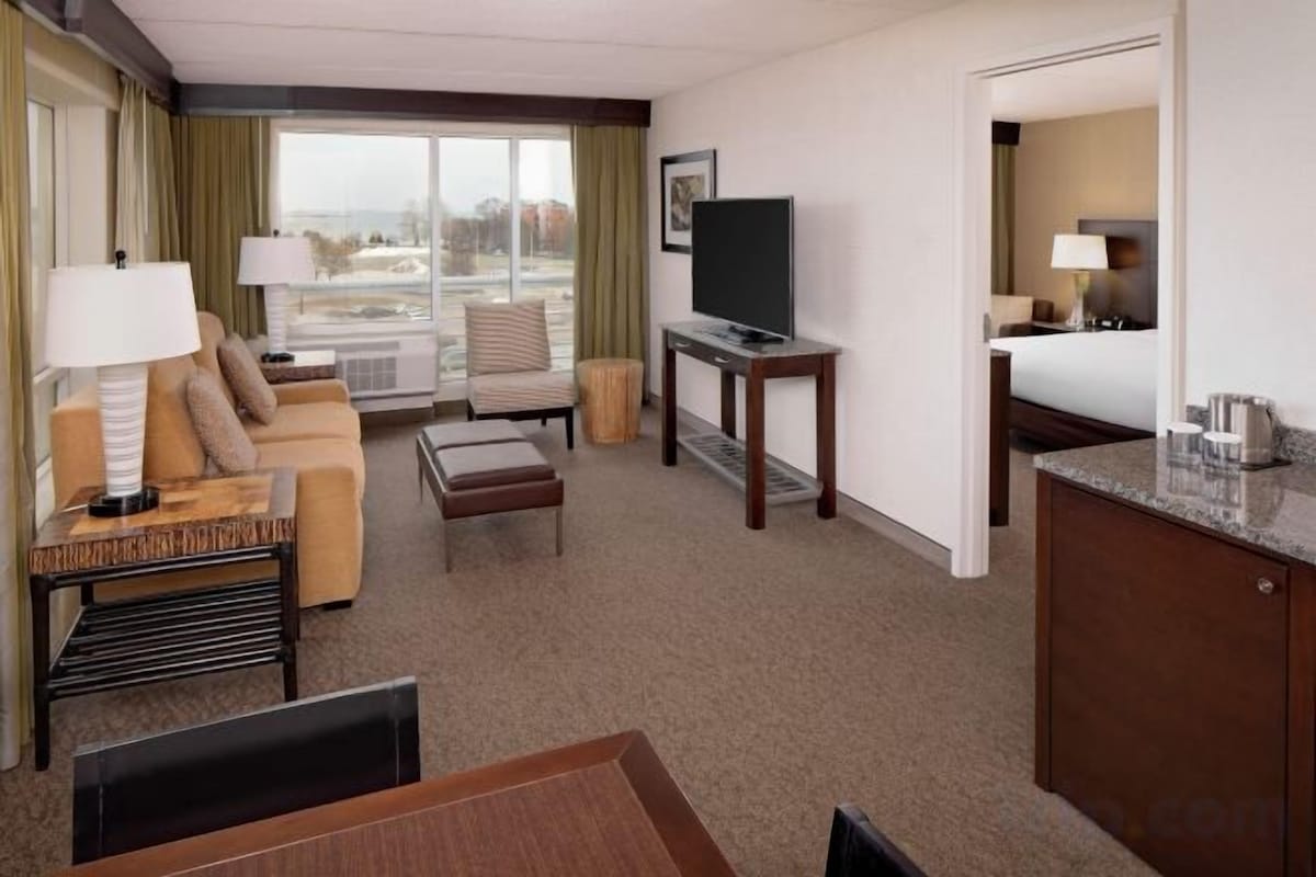 Premium bedding, in-room safe, desk, soundproofing