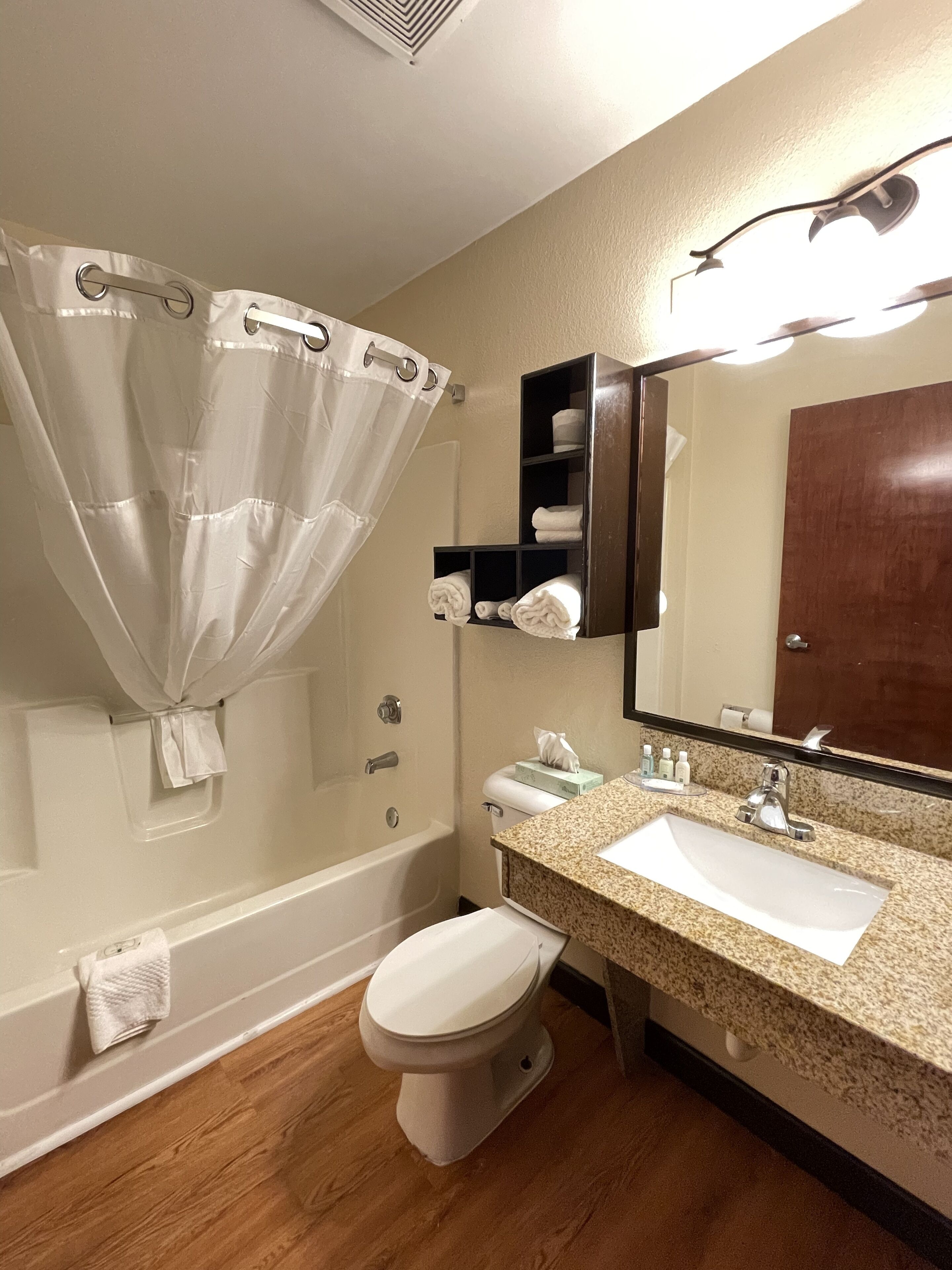 Suite, 1 cama de matrimonio grande con sofá cama, no fumadores | Baño | Ducha y bañera combinadas y artículos de higiene personal gratuitos