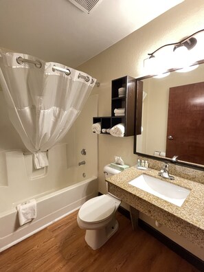 Suite, 1 cama de matrimonio grande con sofá cama, no fumadores | Baño | Ducha y bañera combinadas y artículos de higiene personal gratuitos