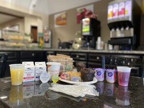 Desayuno completo gratuito y diario