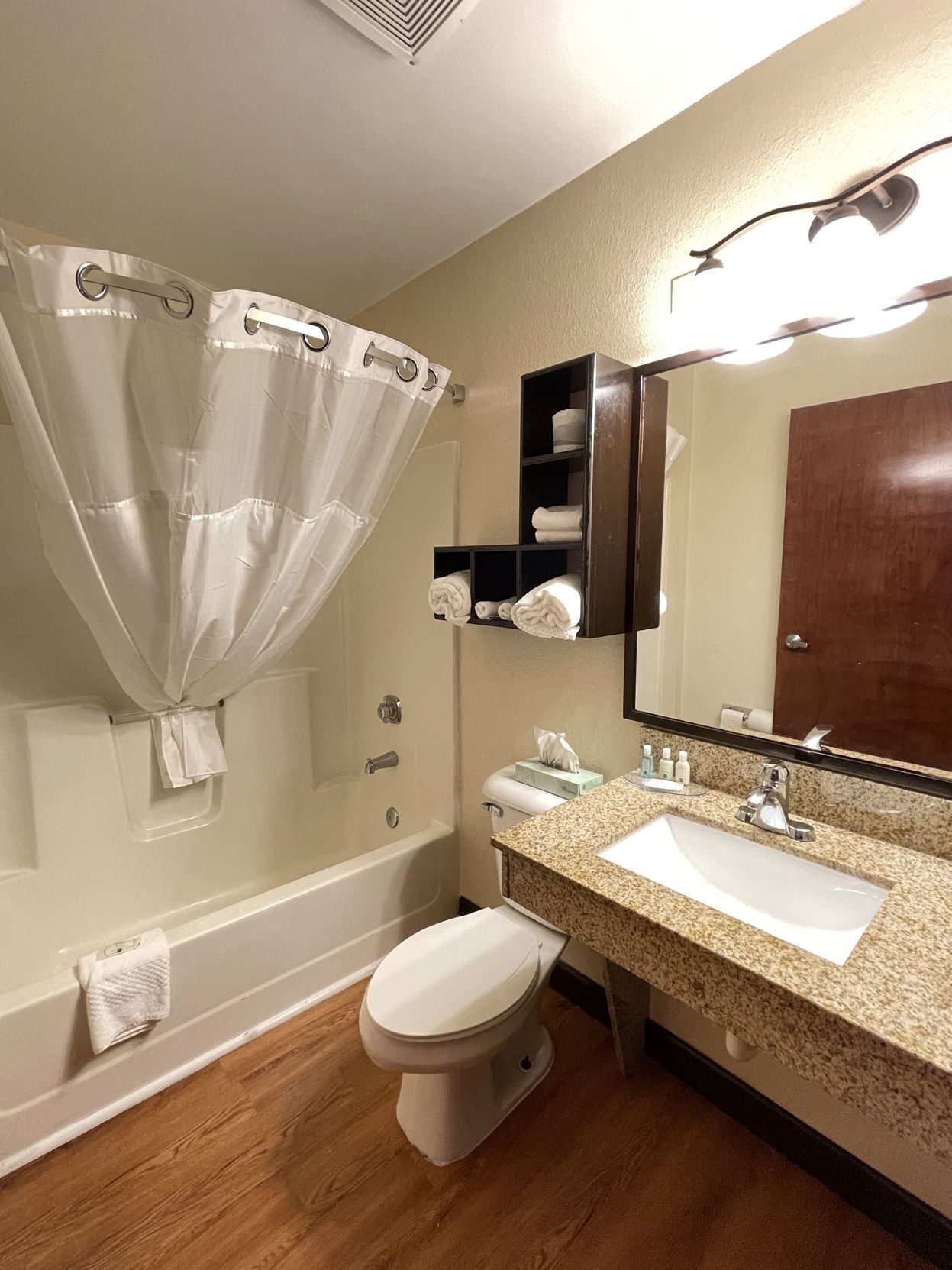 Bathroom | Combined shower/tub, free toiletries, hair dryer, towels