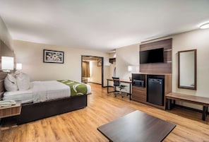 Escritorio, espacio para trabajar con laptop y cortinas blackout