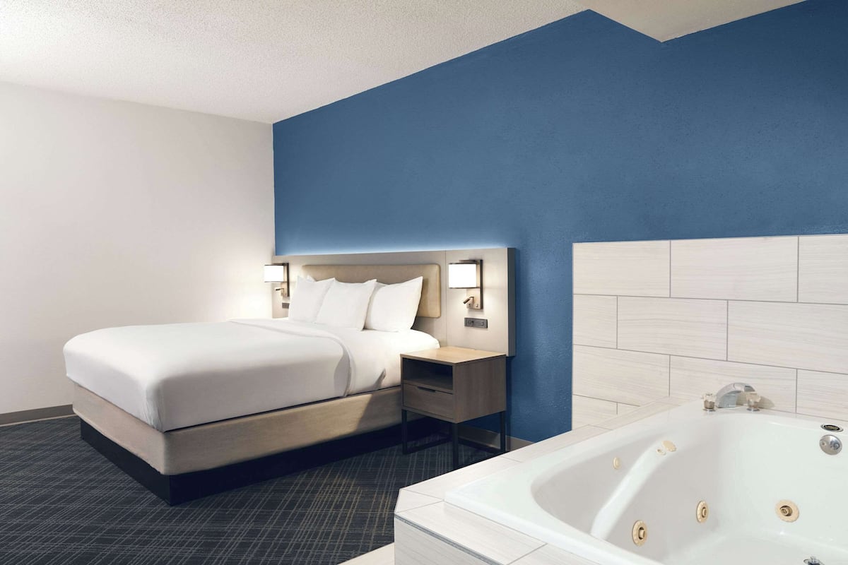 One Bedroom - Presidential Suite | 1 bedroom, desk, blackout drapes, iron/ironing board