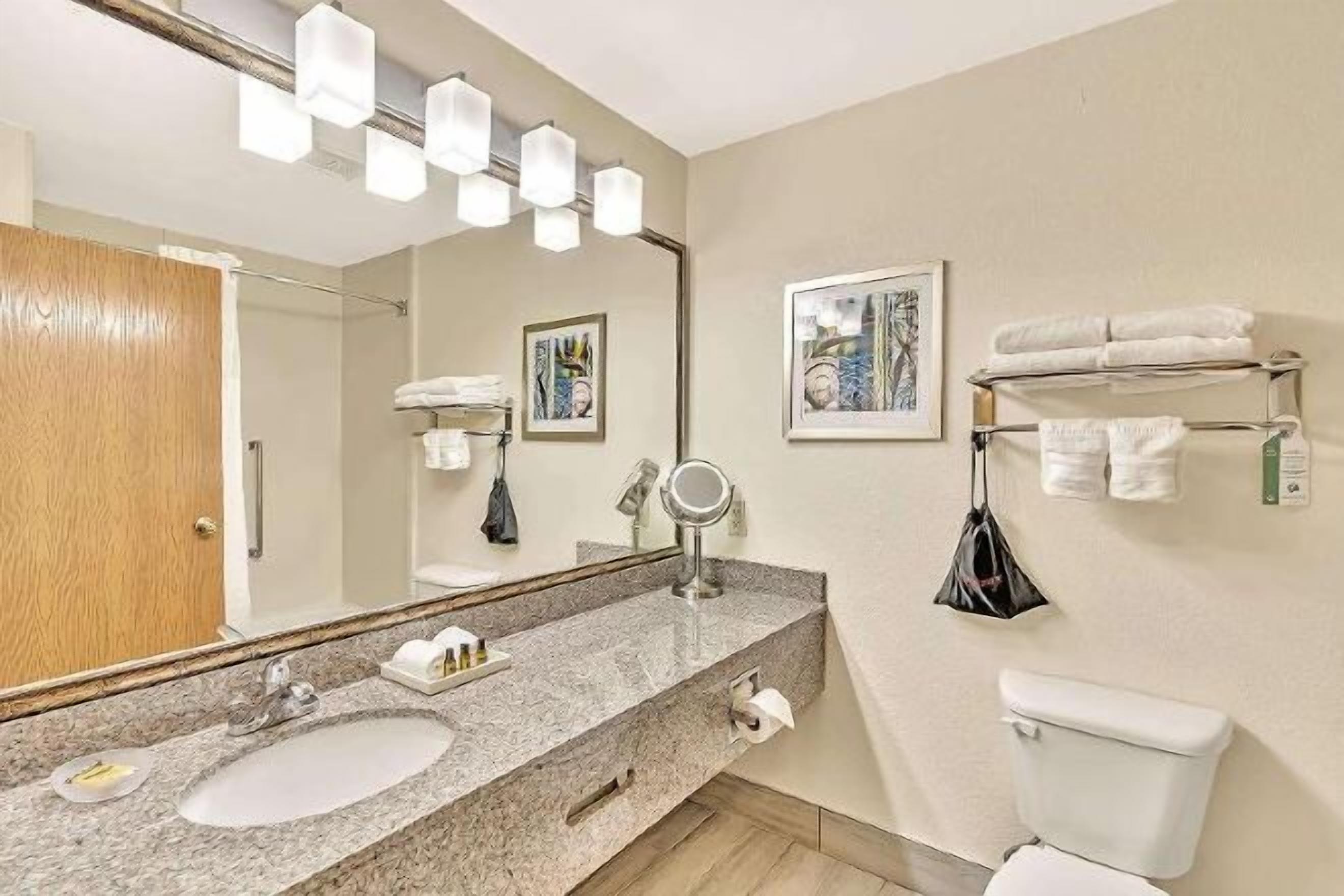 Combinació de dutxa i banyera i articles de tocador gratuïts 