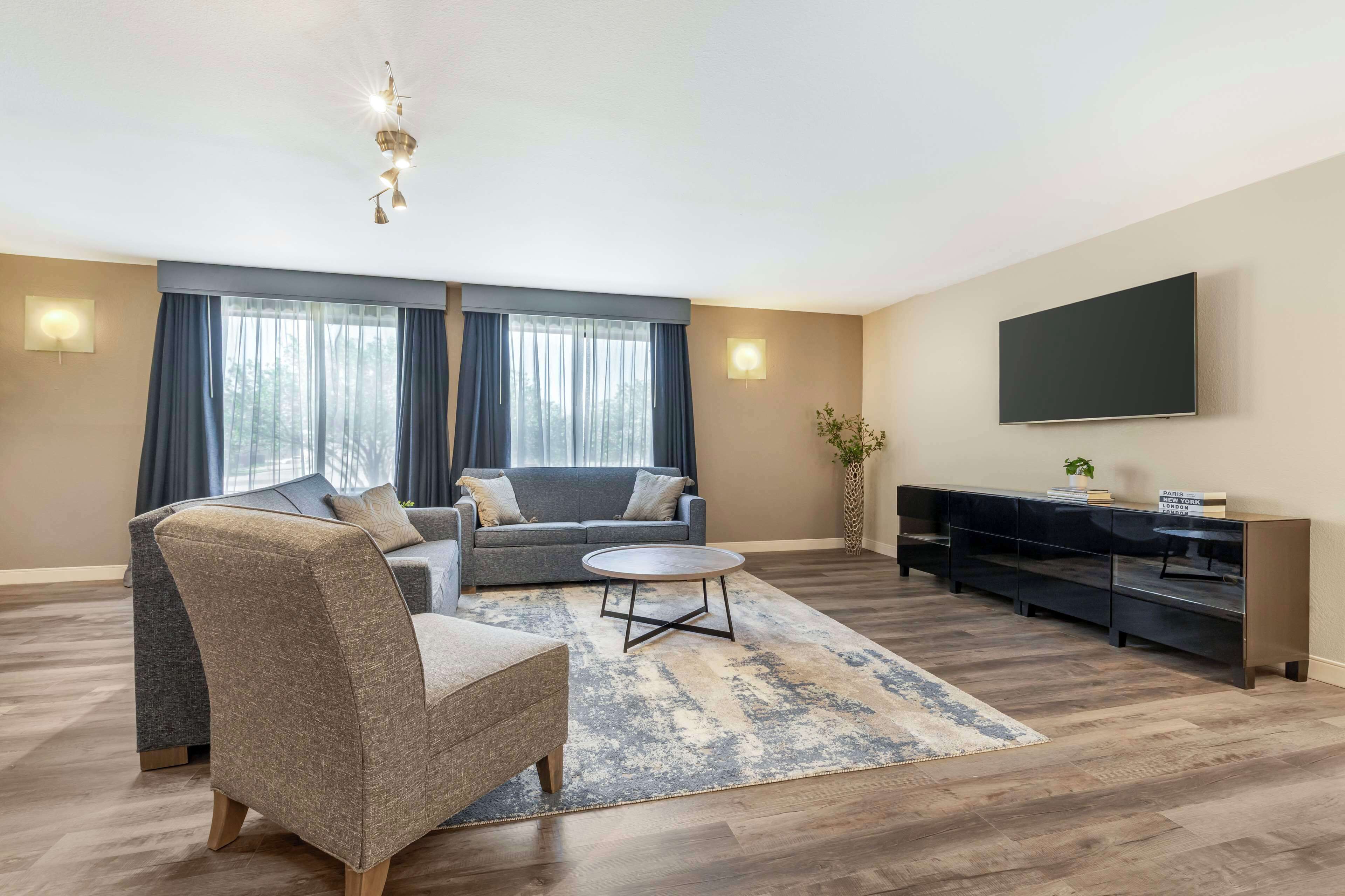 suite, multiple beds, non smoking, kitchen (full kitchen) | 1 bedroom, pillow-top beds, in-room safe, desk