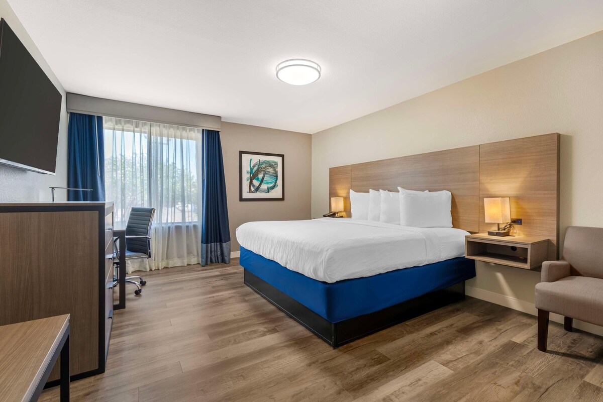 Pillowtop beds, desk, laptop workspace, blackout drapes