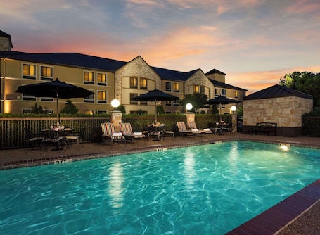 Outdoor pool, sun loungers