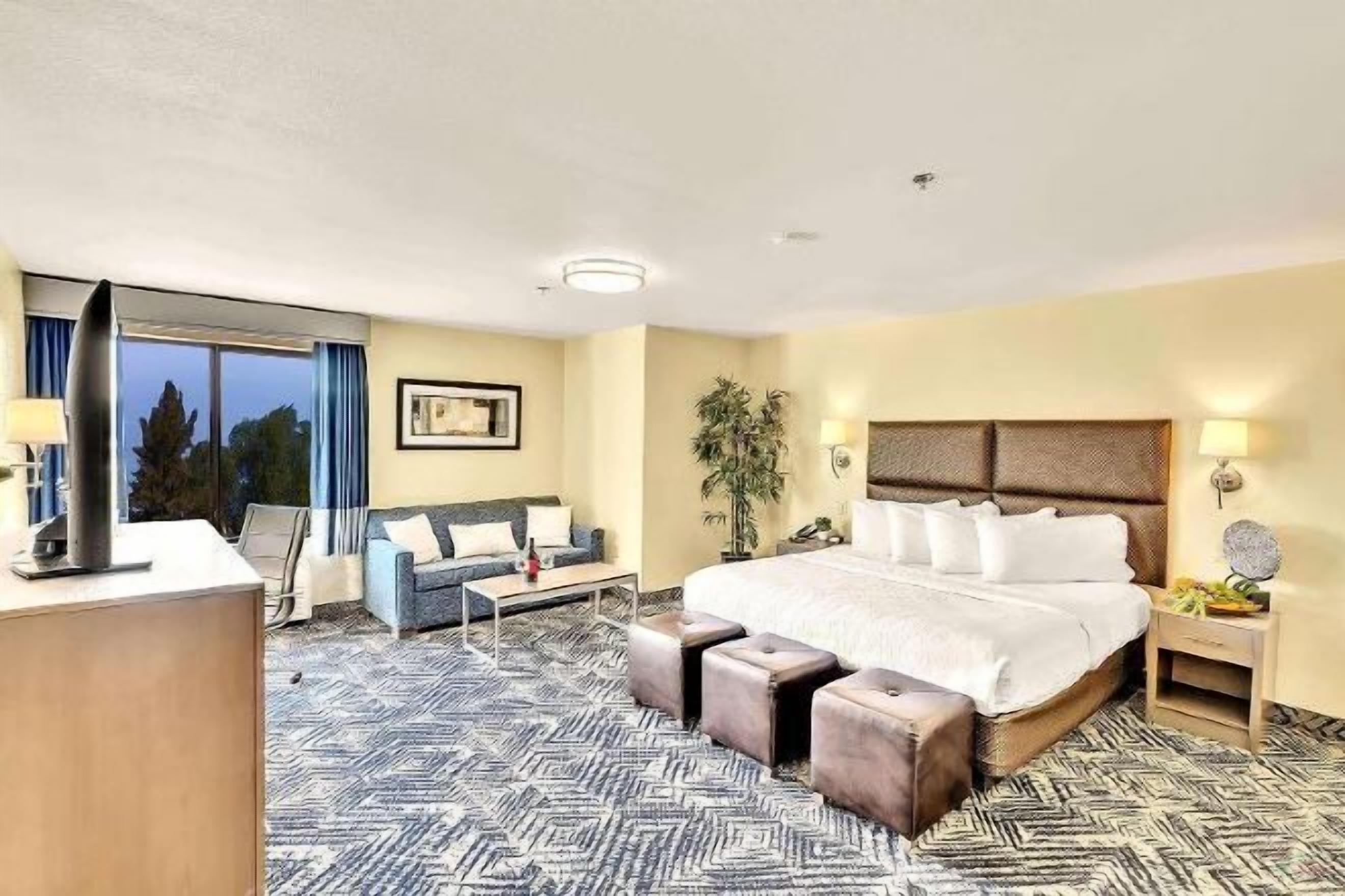 Senger med overmadrass, safe på rommet og skrivebord